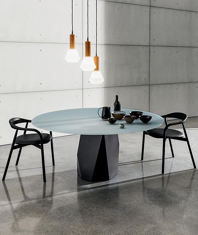 Tavolo Deod con base nera in metallo e top in vetro acidato color cemento